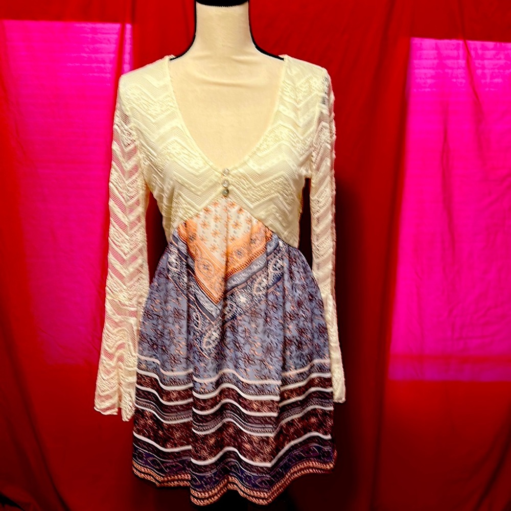 Venus mini dress with bell sleeves of lace